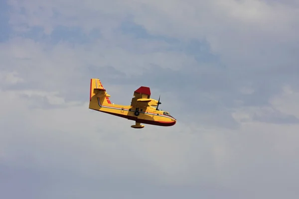 Närbild Skott Brandsläcknings Flygplan Som Flyger Blue Sky — Stockfoto