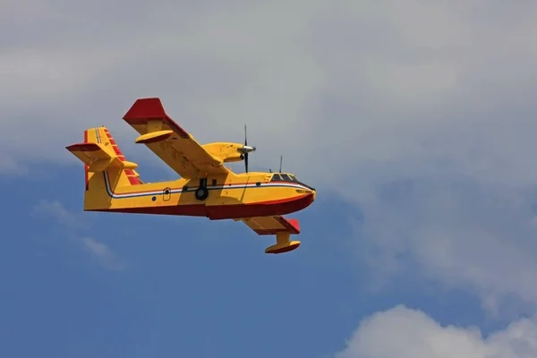 Nahaufnahme Eines Blauen Himmel Fliegenden Löschflugzeugs — Stockfoto