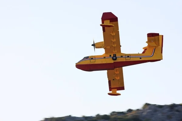 Närbild Skott Brandsläcknings Flygplan Som Flyger Blue Sky — Stockfoto