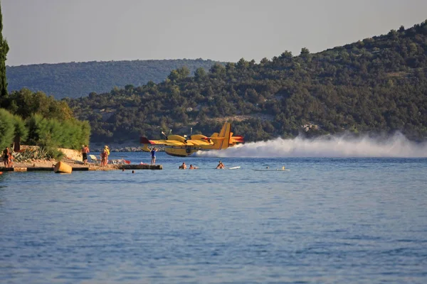 そのタンクを満たすために水に着陸消防飛行機 — ストック写真