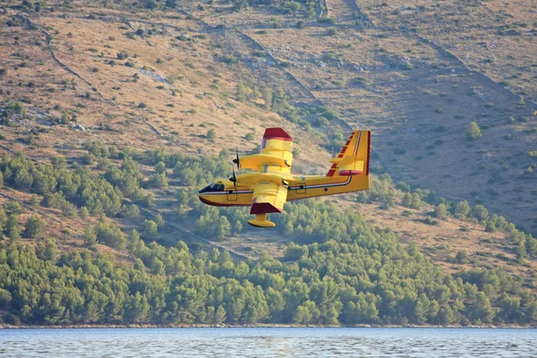Požární Letadlo Které Přistávají Vodě Aby Naplňovalo Nádrž — Stock fotografie
