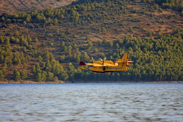 Πυροσβεστικό Αεροπλάνο Που Προσγειώνεται Στο Νερό Για Εκπληρώσει Δεξαμενή Του — Φωτογραφία Αρχείου