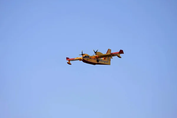 Närbild Skott Brandsläcknings Flygplan Som Flyger Blue Sky — Stockfoto