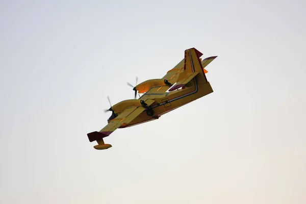 Κοντινό Πλάνο Του Πυροσβεστικού Αεροπλάνου Που Πετάει Στο Γαλάζιο Του — Φωτογραφία Αρχείου