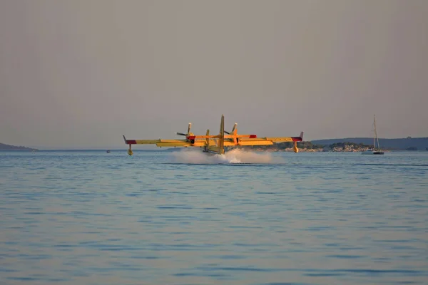 Πυροσβεστικό Αεροπλάνο Που Προσγειώνεται Στο Νερό Για Εκπληρώσει Δεξαμενή Του — Φωτογραφία Αρχείου