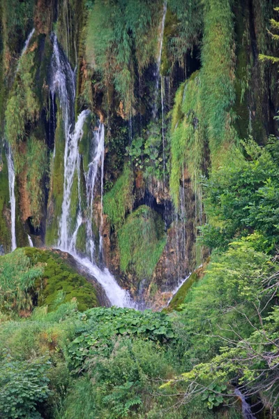 Plano Escénico Hermosa Cascada Montaña —  Fotos de Stock