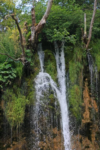 Malownicze Ujęcie Pięknego Górskiego Wodospadu — Zdjęcie stockowe