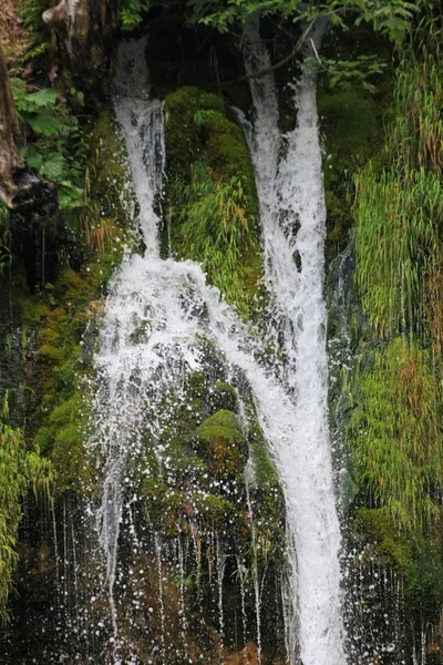 Malownicze Ujęcie Pięknego Górskiego Wodospadu — Zdjęcie stockowe