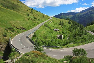 güneşli bir günde güzel dağ yolu manzara çekim
