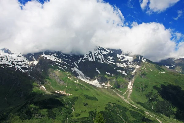 Schilderachtige Foto Van Het Prachtige Berglandschap Met Besneeuwde Toppen — Stockfoto