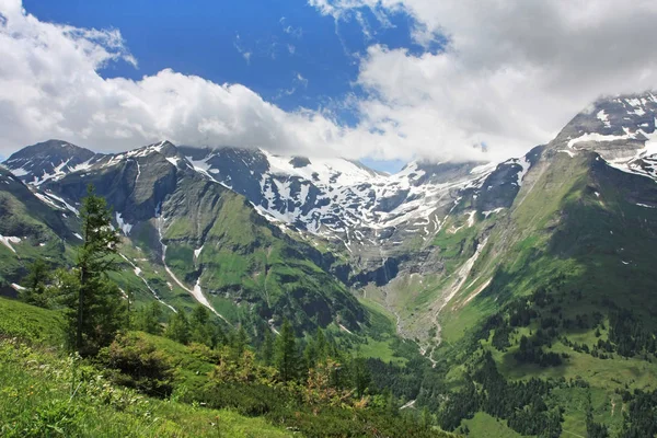 Мальовничий Знімок Красивого Гірського Пейзажу Засніженими Вершинами — стокове фото