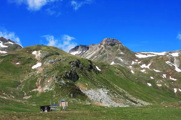 Schilderachtige Foto Van Het Prachtige Berglandschap Met Besneeuwde Toppen — Stockfoto