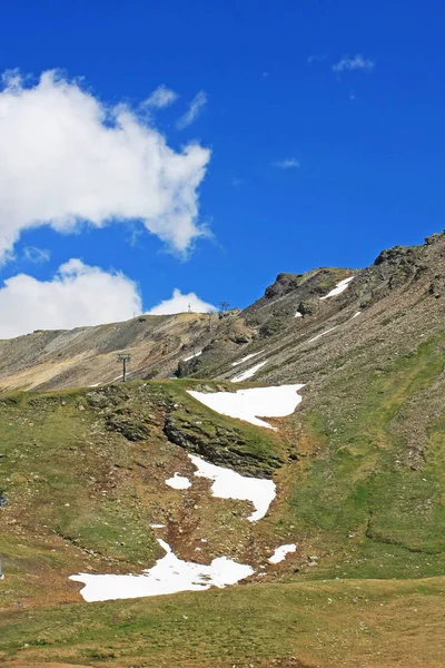 美しい緑の山の風景の風光明媚なショット — ストック写真