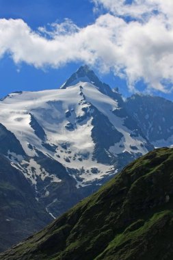 güzel karlı dağların sakin atış