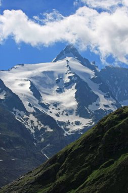 güzel karlı dağların sakin atış