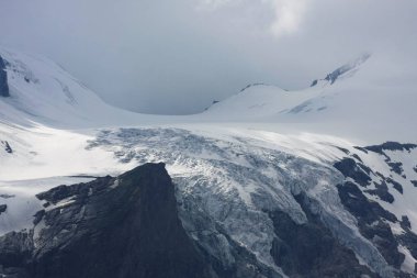 karla kaplı güzel dağın manzara çekim