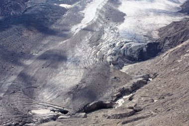 Dev dağlarla peyzaj doğal görünümü