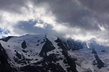 güzel karlı dağların sakin atış