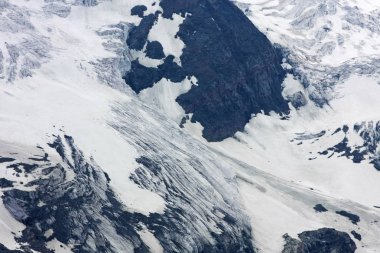 güzel karlı dağların sakin atış