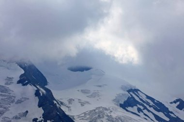güzel karlı dağların sakin atış