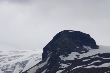 güzel karlı dağların sakin atış