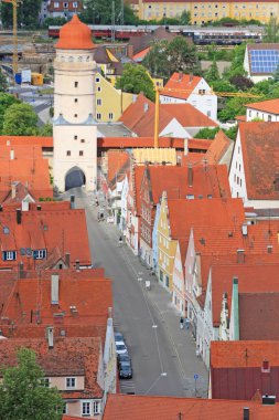 Düşük katlı binaların olduğu şehir manzarası