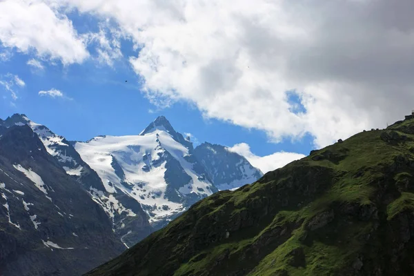 Schilderachtige Foto Van Prachtige Bergen Met Besneeuwde Bergtoppen — Stockfoto