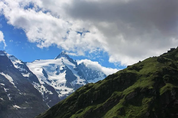 Malerische Aufnahme Schöner Berge Mit Schneebedeckten Gipfeln — Stockfoto