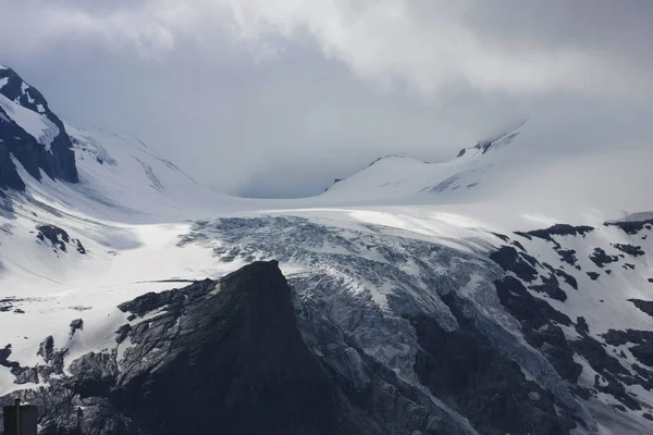 Rustige Shot Van Prachtige Besneeuwde Bergen — Stockfoto