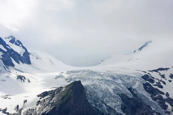 Ruhiger Schuss Von Schönen Schneebedeckten Bergen — Stockfoto