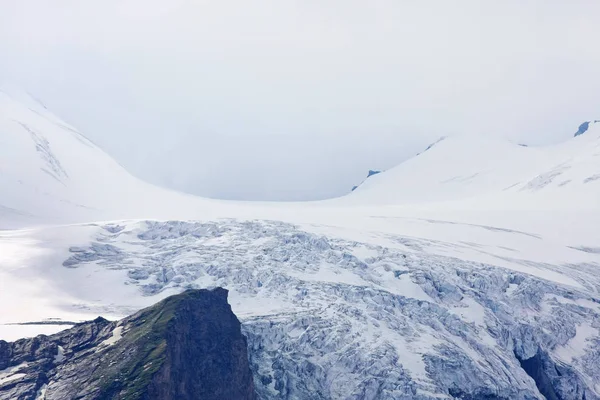 Ruhiger Schuss Von Schönen Schneebedeckten Bergen — Stockfoto