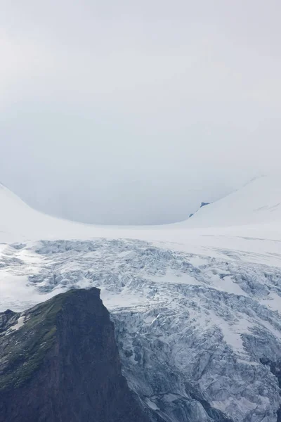 Ruhiger Schuss Von Schönen Schneebedeckten Bergen — Stockfoto