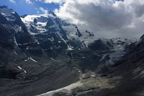 Ruhiger Schuss Von Schönen Schneebedeckten Bergen — Stockfoto