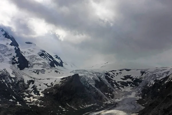 Ruhiger Schuss Von Schönen Schneebedeckten Bergen — Stockfoto
