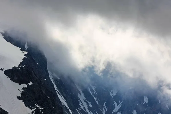 Güzel Karlı Dağların Sakin Atış — Stok fotoğraf