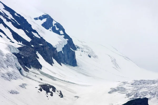 Ήσυχο Πλάνο Από Όμορφα Χιονισμένα Βουνά — Φωτογραφία Αρχείου