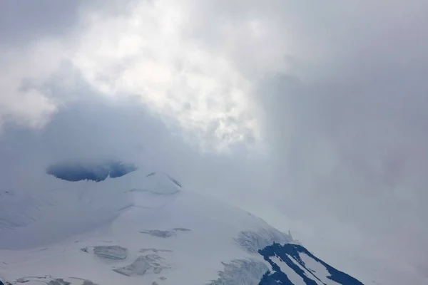 Lugn Bild Vackra Snöiga Berg — Stockfoto