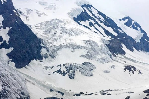 Ruhiger Schuss Von Schönen Schneebedeckten Bergen — Stockfoto