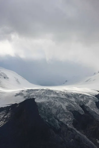 Lugn Bild Vackra Snöiga Berg — Stockfoto