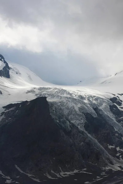 Ruhiger Schuss Von Schönen Schneebedeckten Bergen — Stockfoto