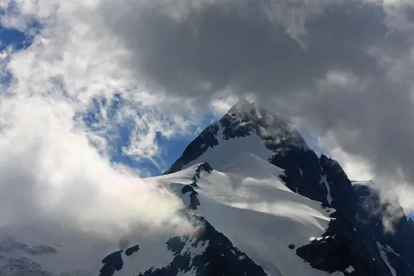 Rustige Shot Van Prachtige Besneeuwde Bergen — Stockfoto