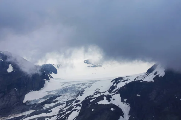 Тихий Выстрел Красивых Снежных Гор — стоковое фото