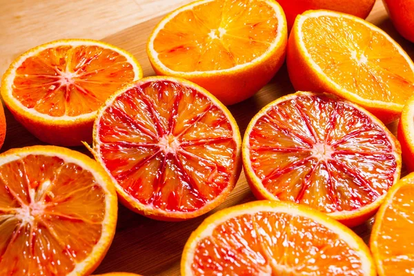Nahaufnahme Halbierter Grapefruits Auf Dem Tisch — Stockfoto
