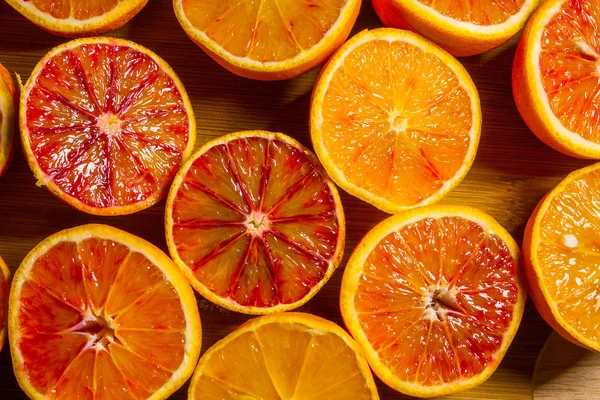 Nahaufnahme Halbierter Grapefruits Auf Dem Tisch — Stockfoto