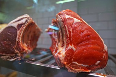 restoranda rafta ham kırmızı kaburga yakın çekim