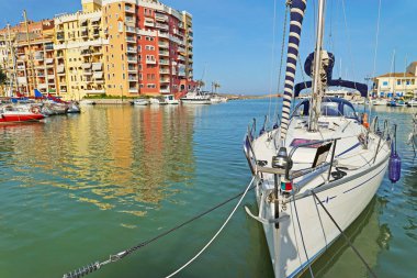 Tekneli turistik şehir manzarası