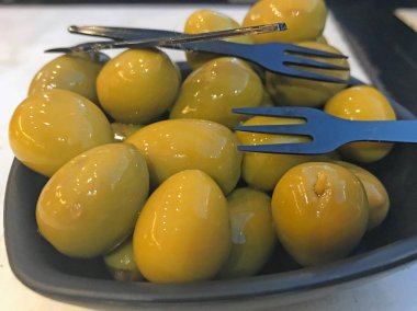 çatal ile lezzetli marine zeytin yakın çekim