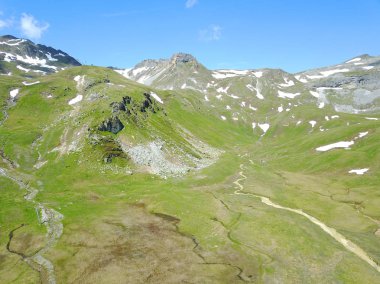 arka plan için güzel yeşil çim manzara ile kaplı güzel dağların doğal çekim