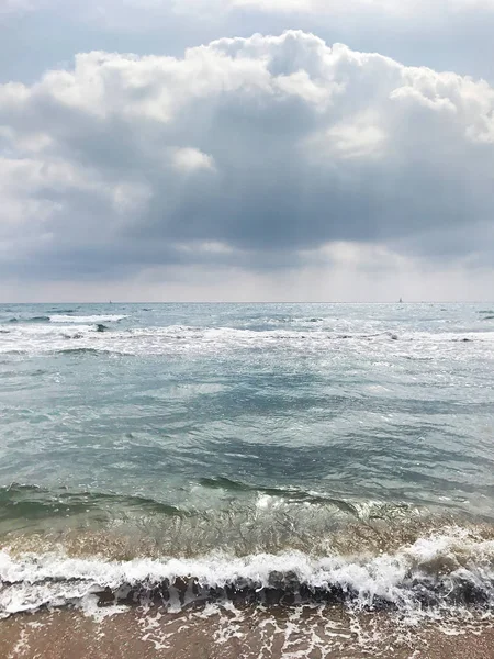 Tiro Cênico Belo Mar Azul Sob Céu Nublado — Fotografia de Stock