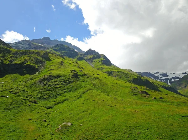 Plan Panoramique Belles Montagnes Couvertes Beaux Paysages Herbe Verte Pour — Photo